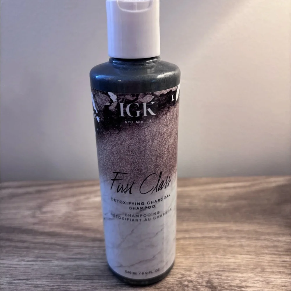IGK First Class Detoxifying Charcoal Shampoo - Picture 2 of 5